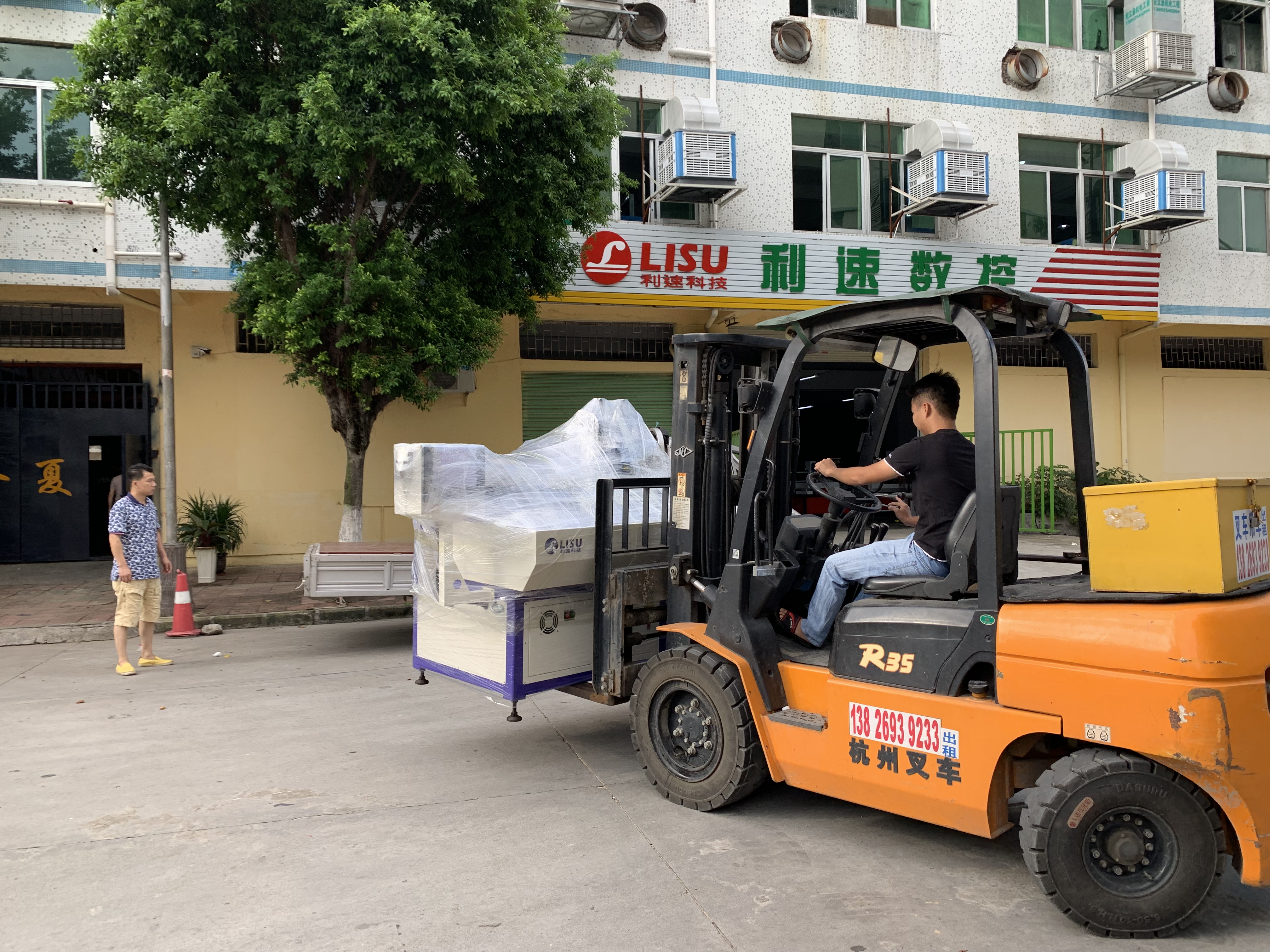 感謝來自佛山的客戶訂購一臺(tái)LS-1300G數(shù)控鉆孔攻牙